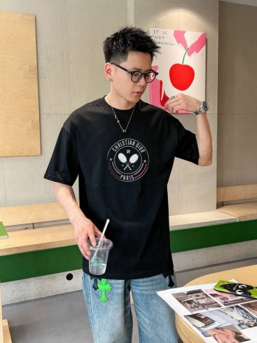 迪家 2025春夏新款首发专柜最新款短袖圆领T恤 高端订制 设计前卫时尚！品牌Logo重工艺设计 高端定制面料.手感柔软.穿着舒适.专柜级别精致车线.做工精细.