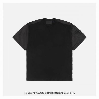 prada 普拉达 25Ss 袖子三角标口袋尼龙拼接短袖 定制丝光面料 上身丝滑舒适 袖子再生尼龙面料拼接 定制三角标 精准定位 手臂装饰拉链口袋 size S