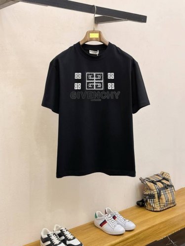 Givenc‘’60Ss新款经典印花短袖，明星穿搭款，采用双纱纯棉280G，印花工艺，面料颜色定制定染，不缩水不退色。手感舒服，质感超强潮男潮女必备经典落肩阔版