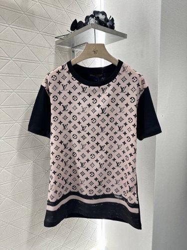Louis Vuitto*2025新品上架 拼接印花字母 定制Yb蚕丝棉材质 还原品相 高级舒适 宽松T恤裁剪 凸显品牌格调 采用克重纯棉制成 略带有弹力 呈现