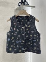 chane*2025新品上架 印花彩色牛仔马甲短裤套装 定制Yb斜纹棉牛仔材质 面料柔软舒适 透气性好 反复酵素水洗工艺处理 不易染色脱色 剪裁更符合人体线条