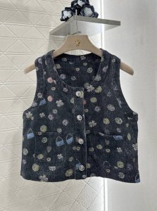 chane*2025新品上架 印花彩色牛仔马甲短裤套装 定制Yb斜纹棉牛仔材质 面料柔软舒适 透气性好 反复酵素水洗工艺处理 不易染色脱色 剪裁更符合人体线条
