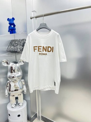 fen * 芬迪 2025夏季新款拼皮字母Logo贴布短袖Tee 专柜同步有售，原单狠货，时尚 进口原版科技面料，上身舒适透气，原版定制五金辅料，上身帅气有型，