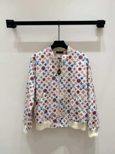 p350 上新25早春Louis Vuitto*双面穿修身版型夹克外套 大身满印彩色的四叶草元素和字母徽标 有别于常规设计 搭配经典皮制拉链扣 高调彰显品味 定