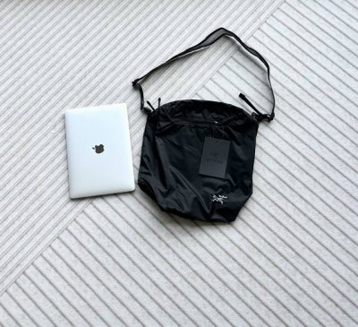 山系超轻斜挎单肩包 大容量12L 具有轻度防水 轻弹雨水 功能包 尺寸 44*17*31 单黑色 实物大于图片好看很多的程度 采用100D超轻防撕裂尼龙材质 面