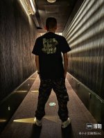 上新 款号: 689# Undefeated五条杠经典落肩宽松短袖男女同款 260G全棉双纱面料定染同色螺纹 胸前数码直喷印花 前后胸立体裁剪 双层面料缝合 定