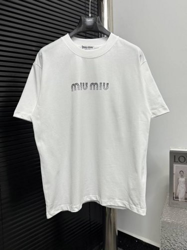 P100 Miu Miu 谬谬25Ss新款带钻字母T恤 采用260G双沙棉 简洁线条上脱颖而出，这要归功于其标志性。凭借其精致、简约的风格，不分性别衣柜中的必备