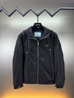 顶级代购版本★prada普拉达Ss25最新品男士连帽夹克外套时尚百搭款式 松将时髦感进阶，做工极为考究严谨，商务休闲两不误～ 质地采用进口高档顶级面料，手感柔软