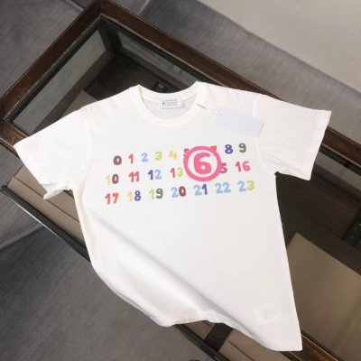 Margiela 马吉拉 24Ss夏季新款圆领短袖T恤 270克重磅高端纯棉面料 手感质感都极完美 修身裁剪设计干净利落 时尚又好看 走线做工非常精致 版型效果