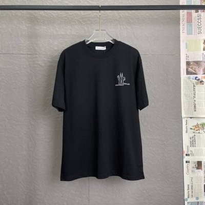 B46 moncler 蒙口新款标志性字母Logo立体压胶 Moncler标识 仿佛艺术家的灵魂印记 辨识度拉满 低调中蕴含着无尽的故事与格调 无需多言 穿搭的