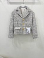 Celin*25新款粗花呢翻领洋装外套 定制Yb进口粗纺毛呢材质 肌理明显 质感上乘 粗花格纹毛呢面料 双翻盖口袋廓形版型处理 尽显俏皮的同时不失雅致 成衣丝线