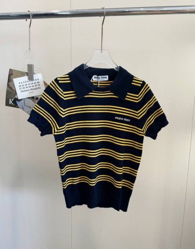 价格P： 品名：Mium*U 提花复古黑金条纹针织Polo短袖 尺码：M.L 颜色：条纹 这件很哇塞哦，甜酷少女的夏日必备单品，这件小蜜蜂针织衫也太可爱了吧！瞬