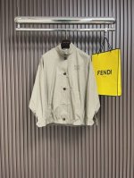 Miumiu 2025Ss早春新款 字母格纹纽扣立领夹克外套 Miu里Miu气知识分子休闲运动风中性宽松版型 尽显松弛慵懒腔调 可甜可盐减龄不挑人穿 薄款四季面