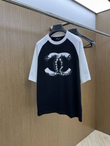新款 Chanel 高端定制 2025春夏新款首发专柜最新款短袖圆领T恤 高端订制 设计前卫时尚 品牌Logo重工艺设计 高端定制丝光云朵棉面料.手感柔软.穿着
