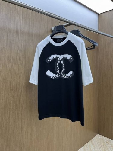 新款 Chanel 高端定制 2025春夏新款首发专柜最新款短袖圆领T恤 高端订制 设计前卫时尚 品牌Logo重工艺设计 高端定制丝光云朵棉面料.手感柔软.穿着
