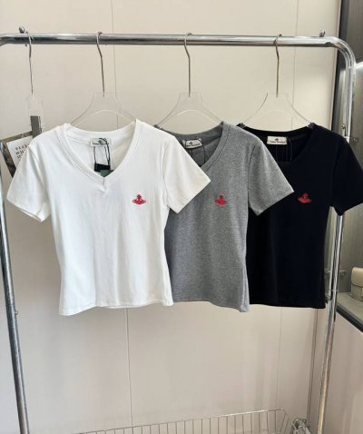 价格：￥80 品名：* 西太后土星刺绣红标V领正肩短袖 尺码：M.L 颜色：白色/灰色/黑色 很牛掰的美女感好物+纯欲迷人小心机。这掐腰感很难不爱，基础款也可以