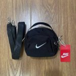 nike耐克大勾子可拆卸肩带手提包单肩包斜挎包 五金挂钩 舒适手提 时尚设计 颜色 黑色 尺寸 14X18.5X11Cm 肩带 112Cm 材质 布