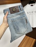 Lv 2025年夏季最新品牛仔裤出入专卖店无压力 专柜热销款 品味与价值共享 身穿着非常舒适 低调不失奢华 穿出去非常有档次,裤型款式和裁剪亦无需多言 上身精致