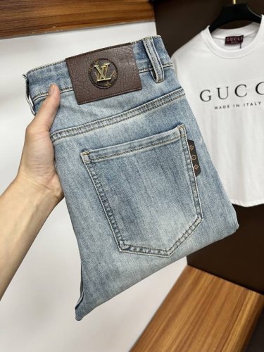 Lv 2025年夏季最新品牛仔裤出入专卖店无压力 专柜热销款 品味与价值共享 身穿着非常舒适 低调不失奢华 穿出去非常有档次,裤型款式和裁剪亦无需多言 上身精致