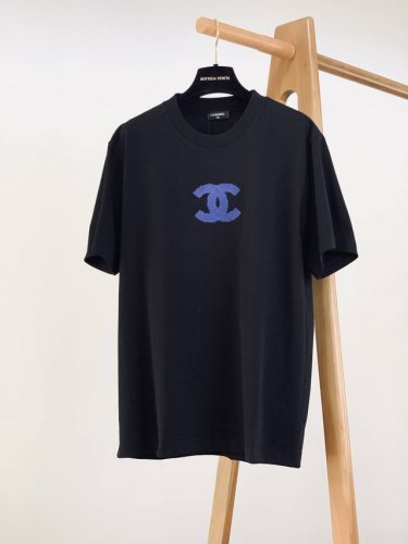 chanel 香奈儿 2025Ss春夏新品 走秀款字母毛巾绣短Tee，甄选优质定织定染面料，舒适透气，久穿不易变形，胸前经典双C毛巾绣字母标识点缀，工艺精湛，款