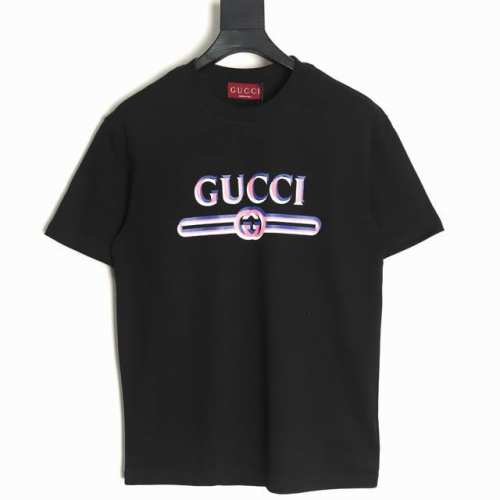 Gucci 古驰 25Ss 重影字母印花短袖 面料采用265克平纹32支双股双纱紧密赛络纺进口“福原”牌大圆机织造而成，双面做蚀毛无尘处理，面部蚀毛后使面料表面