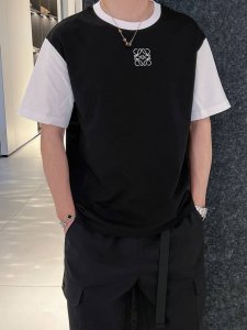 罗意威 拼接新款字母印花双层重工短袖T桖 字母图案不管是T桖还是卫衣都是每年的爆款单品 前幅大面积印花采用大康丽数码印花机直喷 成本极高 经过多次的调试打版图案