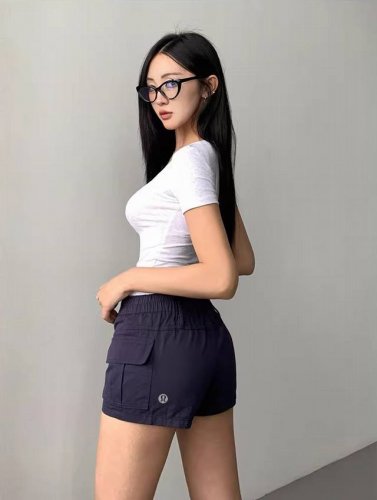Lululemon 露露乐檬 原地封神！Lululemon 低腰工装短裤绝了 甜辣运动风直接拉满！这条低腰口袋工装短裤，是 Lululemon 给辣妹的夏日开挂
