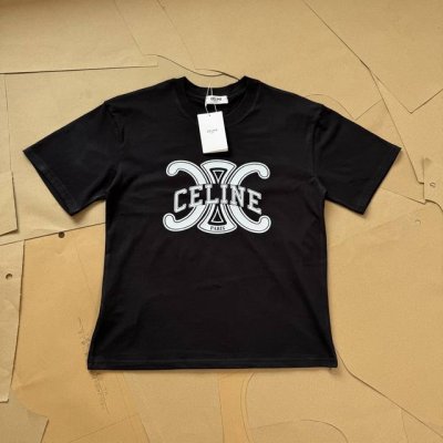Celine赛琳 凯旋门字母Logo印花圆领短袖T恤 Celine Celine 是时尚界最具影响力的品牌之一。1937年，克里斯托巴尔 巴伦西亚加在巴黎创立了