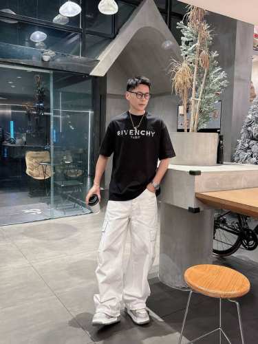 纪梵希 2025春夏新款首发专柜最新款短袖圆领T恤 高端订制 设计前卫时尚！品牌Logo重工艺设计 高端定制丝光云朵棉面料.手感柔软.穿着舒适.专柜级别精致车线