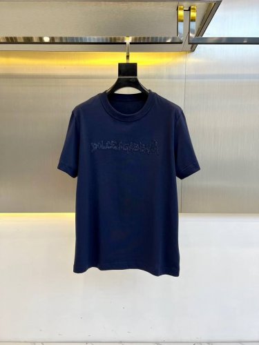 Dg杜嘉、2025S春夏新品定制面料休闲短袖，这款定制纯棉高克重面料 T 恤饰以同色调刺绣图案，采用轻柔舒适的棉质平纹布制成，略微宽松的衣身上带有品牌 Logo