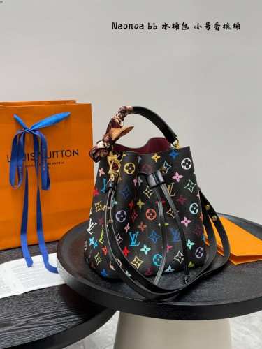 礼盒包装 Size：21*21Cm Lv Bb Neonoe老花小水桶 上身简直不要太好看 斜挎、单肩、手拎！ 我真的超爱的香槟桶，它实在是太百搭啦！！Noe水