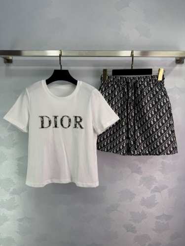 dio*2025新品上架 刺绣上衣提花短裤套装 定制Yb斜纹全棉提花材质 常规短袖上衣 弹力舒适 透气好穿 凸显品牌格调 面料柔软带有弹力 呈现显瘦视觉效果 胸