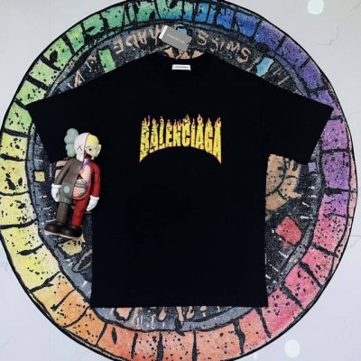 balenciaga ] Fw短袖T恤 巴黎火焰Logo短袖 高端32S双纱280克面料 重磅面料 定制拉架罗纹同缸同染 三标齐全 男女同款 颜色：黑色 白色