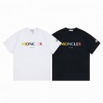 p100 款号：M1002 moncler/蒙口 《官网同款印花图案》 2025新款 七彩字母Logo 定制袖章 男女同款 短袖T恤 -【26G双纱纯棉顶级面料