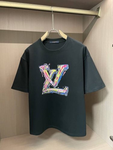 lv 2025春夏新品 优选特定原版开发双股精棉平纹面料 上身挺阔舒适度佳 外穿内搭随意搭配 男女同款夏日必备 尺码M-3Xl