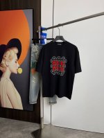 Miumiu2025春夏新品短袖T恤，一比一原版印花.三标齐 ！简约百搭款。纯棉面料.穿着透气舒适！黑白两色 微阔版型.男女同款！码数：M-Xxl M码可以穿到