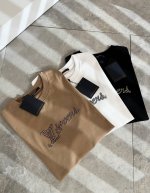 Louisvuitt*路易*登 2025春夏全新系列单品上线，非常时髦前卫的一款男女同款短袖T恤，标识Logo图案刺绣修饰！区别于以往的不同，宣示品牌传承多年的