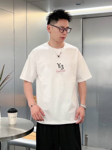 Y3 新款字母印花双层重工短袖T桖 字母图案不管是T桖还是卫衣都是每年的爆款单品 前幅大面积印花采用大康丽数码印花机直喷 成本极高 经过多次的调试打版图案色差还