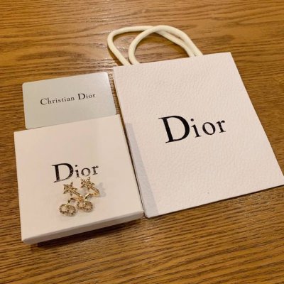 Dior 迪奥 星星Cd耳钉 耳夹 专柜新款上市 美得不要不要的 唯美 浪漫 人手必备款 火爆小红书 精选Zp一致材质搭配纯银针 超Nice