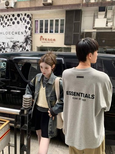 爆款模特图 全套对版Essentials Fall24 Holiday系列 Jersey Crewneck T-Shirt 胸前字母圆领宽松短袖T恤 男款 高品