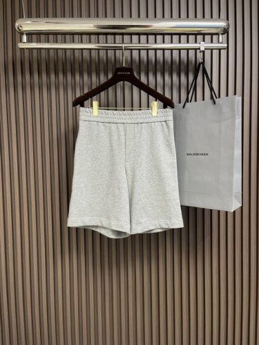 Burberry 棉质格纹贴花短裤，选用轻盈的翻面绒棉质面料，以棉纤维为主要原料，正面是光滑的棉质表面，另一面经过起绒处理，形成细腻的绒毛表面，具有透气性，吸湿