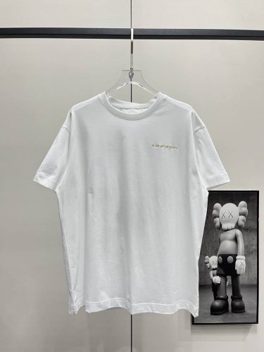 Givenchy丨纪梵希 25Ss 蛇年刺绣短袖 采用100%棉质面料，柔软透气，让你在夏日里尽享舒适。 正面是纪梵希首字母刺绣标志,背面是蛇形枝形吊灯刺绣图案