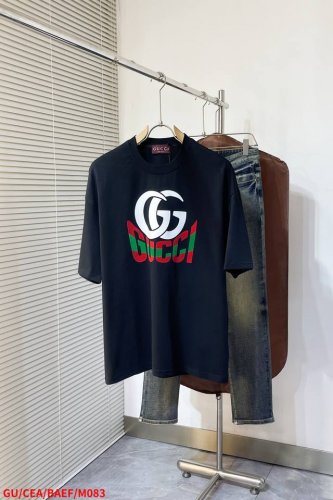 M083 Gu古驰 2025Ss春夏新品 撞色植绒标识T恤 经典而百搭 低调间尽显高级质感 最为亮眼的是胸前的撞色植绒标识 标志性的图案以纯净白色呈现 简洁醒目
