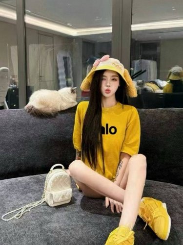 上新 Alo重工前后硅胶立体图案姜黄色短袖T恤 姜黄色真的好显白黄黑皮天菜 既有高级感又兼顾舒适度 按头安利 立体凸起Logo很高级轻松拿捏日常氛围 纯棉260