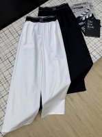 百搭西裤 Loew*25Ss 定制Logo织带腰头设计阔腿西裤 不管是搭配休闲T恤或者衬衫外套都Ok 实名百搭 可正式可休闲 后背Logo刺绣细节 阔腿裤型 超