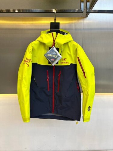 Arc‘Teryx 始祖鸟-高端玩家定制， Arc'teryx始祖鸟推出了龙年新春限定系列以“龙鳞”为设计灵感的两款龙年限定单品 Alpha Sv Jacket