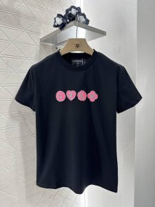 chane*2025新品上架 刺绣订珠字母 定制Yb丝光全棉材质 透气舒适 质感十足 修身T恤裁剪 凸显品牌格调 采用克重纯棉制成 略带有弹力 呈现显瘦视觉效果