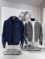 prada 普拉达徽章皮标连帽镂空毛衣外套 整衣纯手工开衫工艺 区别市面车缝大货！真材实料 羊毛混纺 抗起球定制定染纱 前胸徽章倒三角万针刺绣 非常厚实 亲肤舒