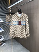 上衣 P410 短裤 P260 Gucci 满印织带 工艺说明：满身双G互扣Logo图案，半拉链套头款式中间魔术贴开合口袋旁边斜插口袋细节，中间撞色亮蓝色条纹字
