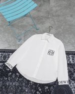 款M681 罗意威 Loewe 罗意威新款刺绣Logo刺绣衬衫 采用定制面料，面料上身柔软舒适，极其细腻 ！ 袖口采用Logo刺绣设计风格，万针刺绣更显高端品质